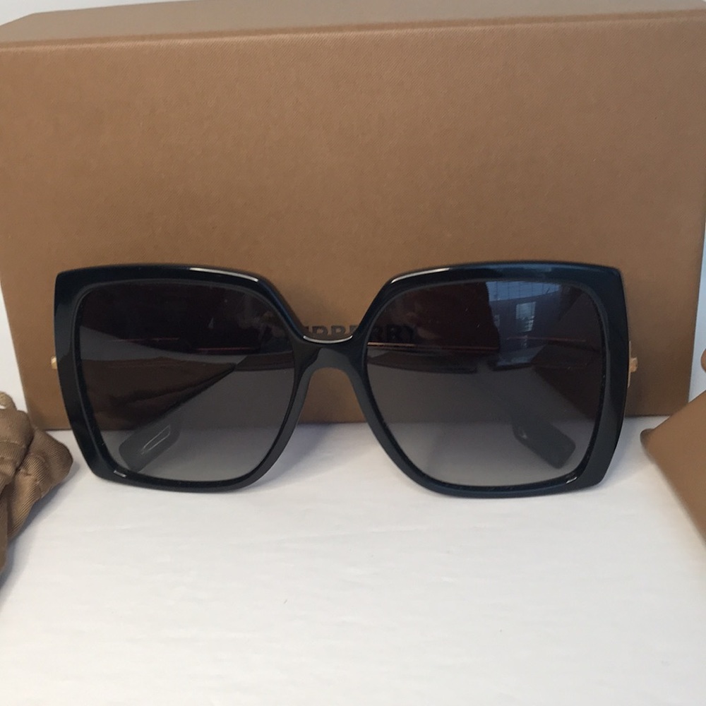 Authentic- 💯- New Burberry BE4332 Luna Sunglasses for Women - Picture 14 of 17